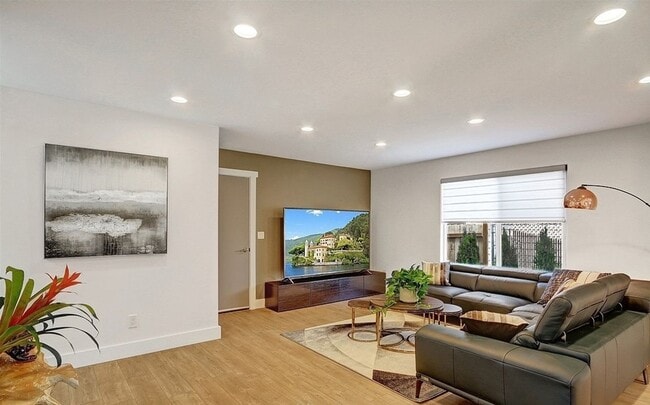 Building Photo - Beautifully remodeled 4bd, 3ba home in EVE...