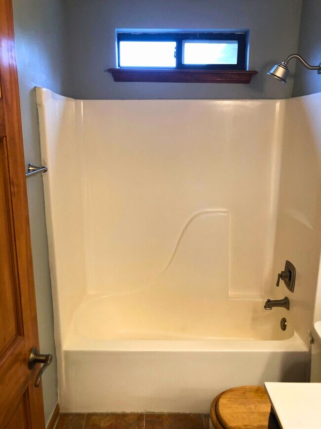 Building Photo - 3/2 home with a fenced in yard!