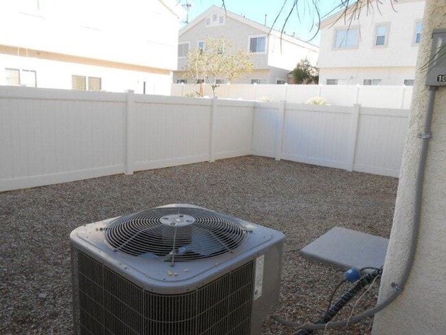 Building Photo - Large Spacious 3 Bedroom Townhome with Community Pool