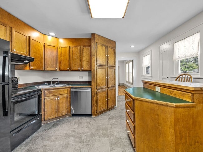 Building Photo - Spacious 3 BR, 2 BA Home, Screened Porch w...