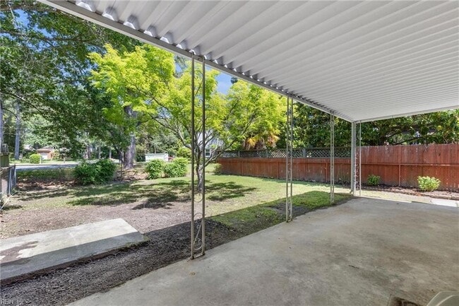 Building Photo - 703 Sir Walter Cir