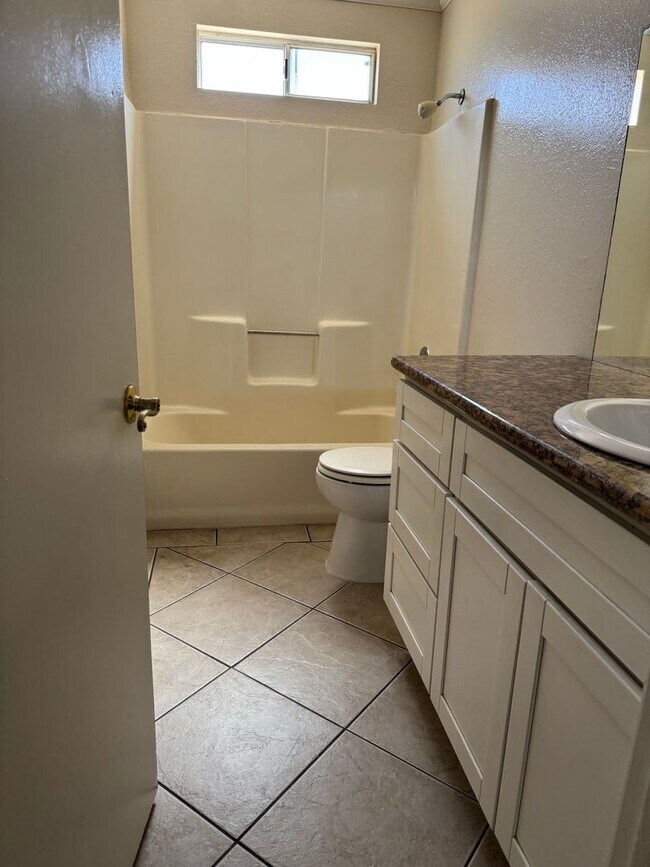 Building Photo - Apple Valley- Four Plex- 2 Bedrooms, 2 Bat...
