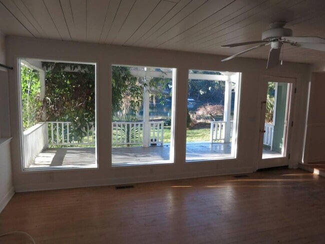 Building Photo - Quaint Cottage Feel Waterfront Home
