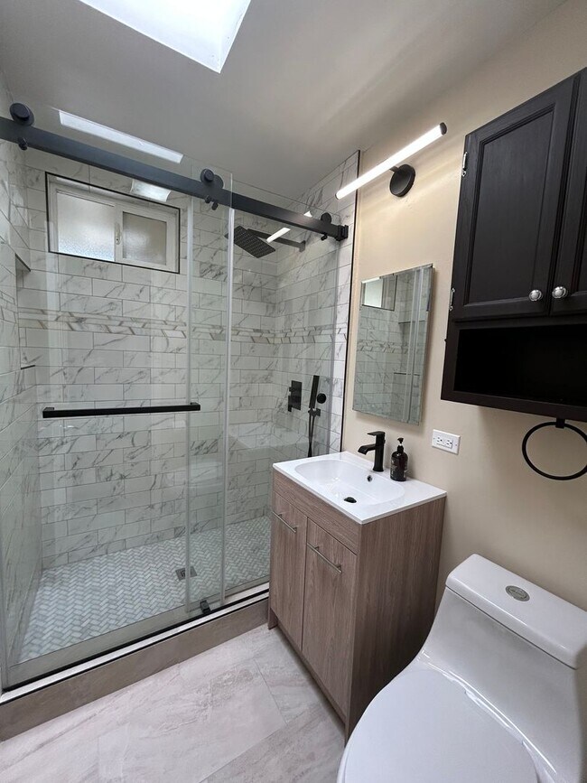 Building Photo - 3 Bed, 1 Bath in Clairemont with a Pool!