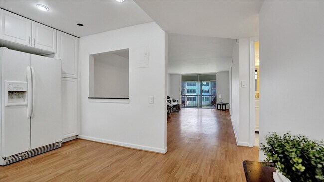 Building Photo - 681 S Hollybrook Dr