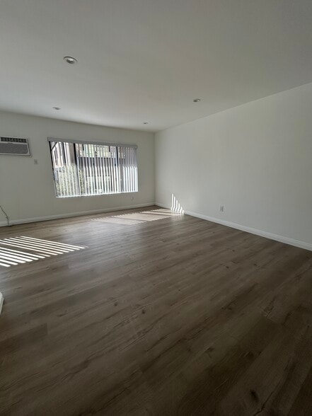 Living room - 649 Westbourne Dr