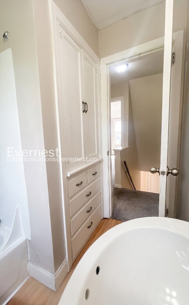 Building Photo - 969 Sheridan Ave