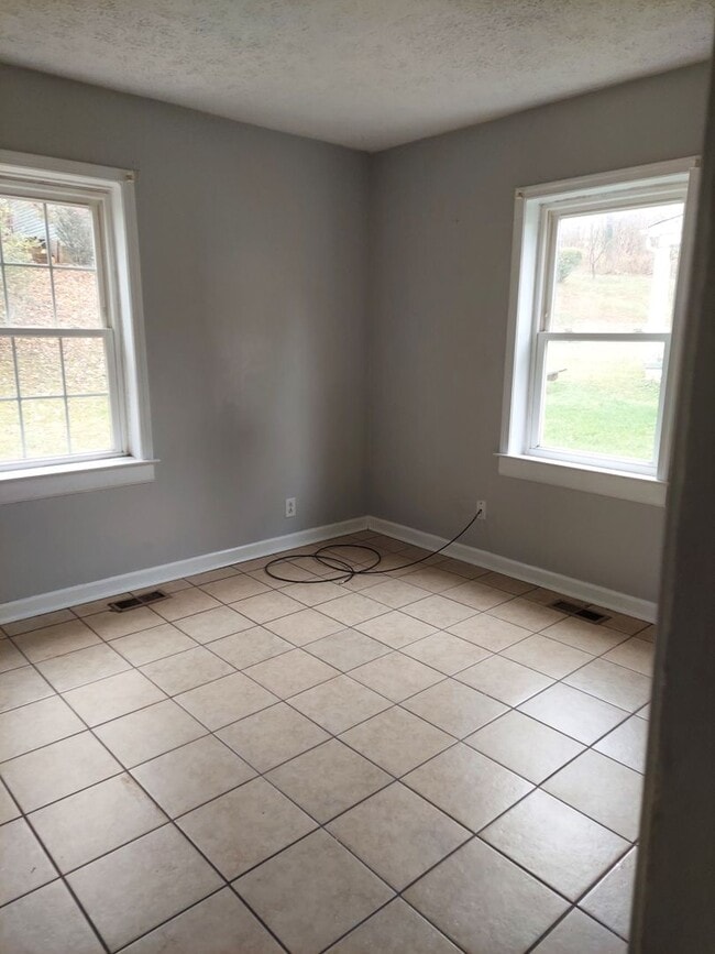 Building Photo - Nice Two Bedroom House Close to Liberty University!