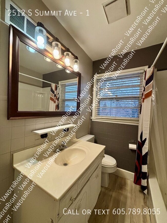 Building Photo - 2512 S Summit Ave