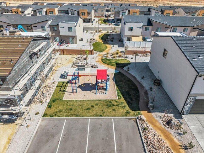 Building Photo - Stunning End-Unit in South Desert Townhomes