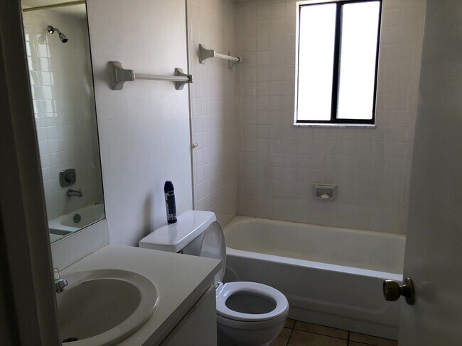 Building Photo - 2 bed 2 bath, great location