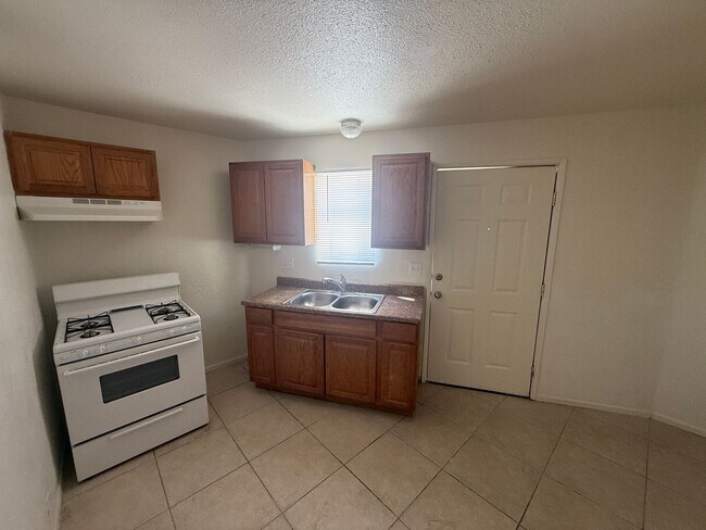 Building Photo - Desert View Apartments