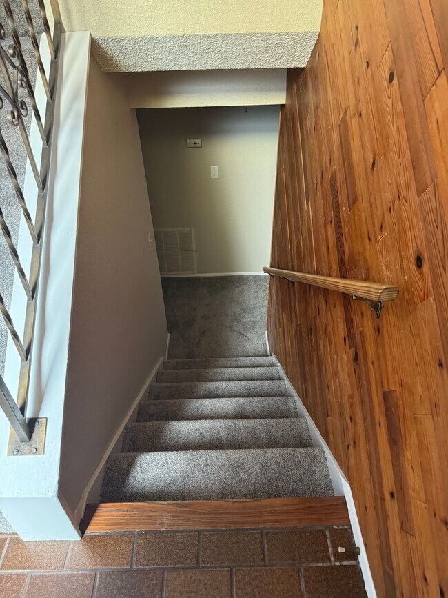 Building Photo - **PENDING**Beautiful 5 Bed 2 & 3/4 Bath home in Tacoma