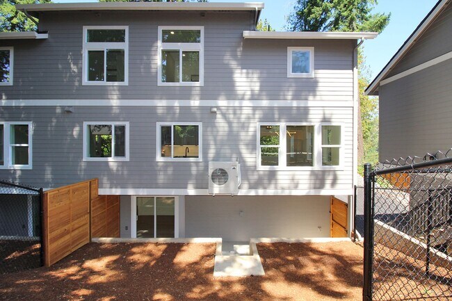Building Photo - 4660-4660 SW Fairvale Ct
