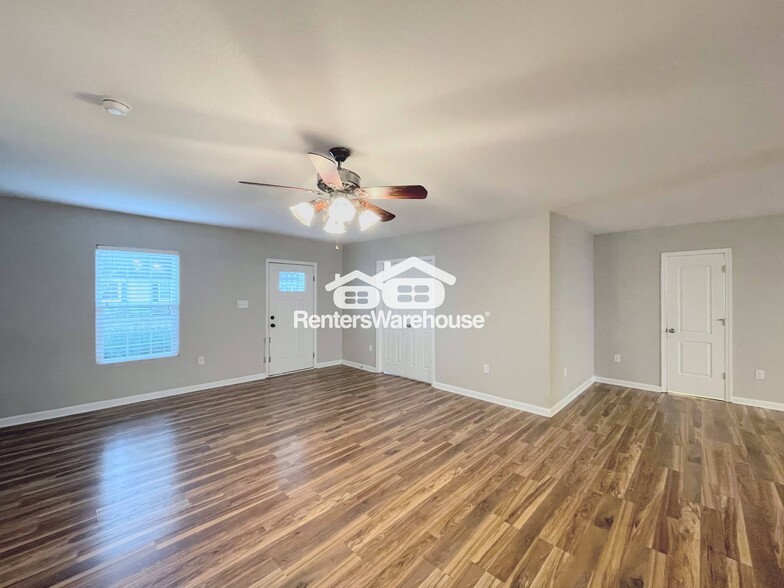 Building Photo - 3417 Peronne Ave
