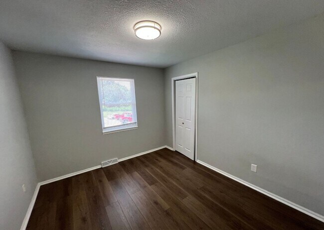 Building Photo - Updated 3 Bedroom Duplex with Spacious Bac...