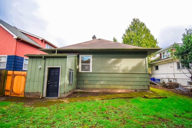 Building Photo - Spacious 4BD/2BA Two-Story Home w/ Fenced Yard & Huge Basement! Pets OK!