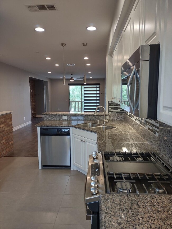 Building Photo - 982 Sweetbriar Ln