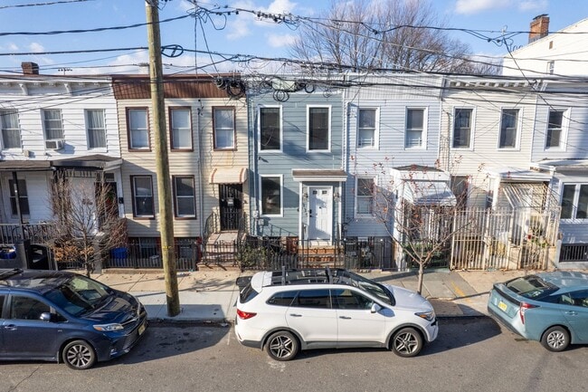 Building Photo - 135 Van Horne St