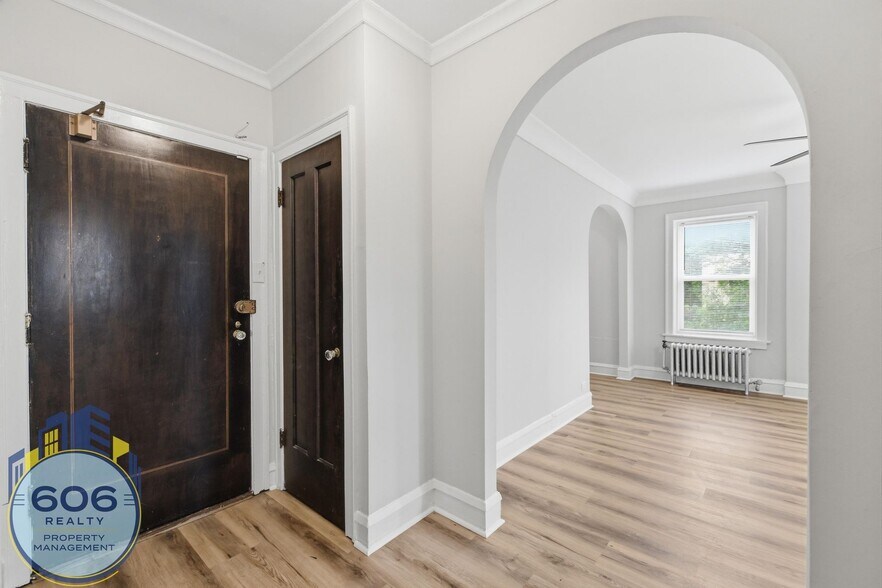 Building Photo - 6748 N Ashland Ave