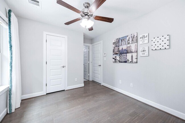 Building Photo - 2022 Groveland Glen Dr