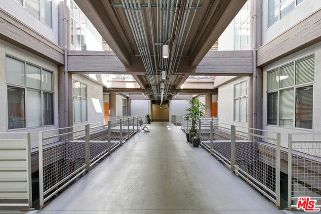 Building Photo - 1130 Flower St