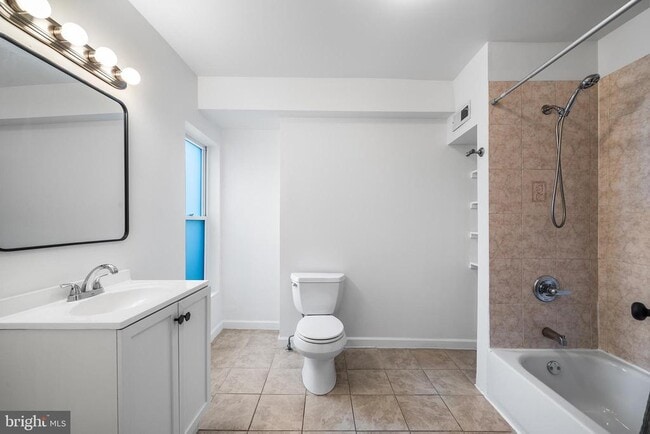 Building Photo - 2454 Amber St