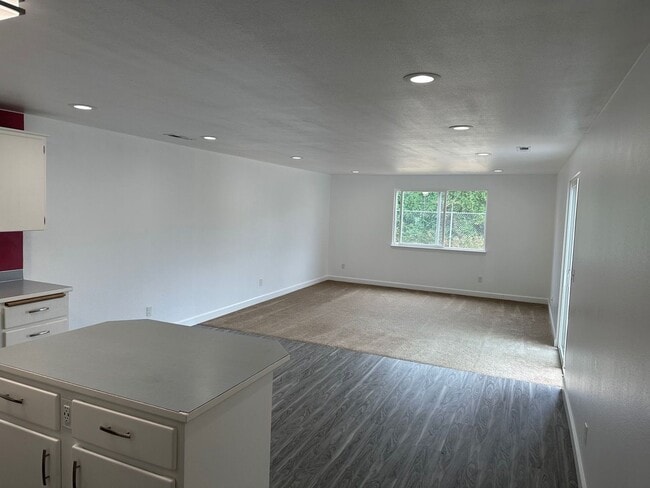 Building Photo - Cozy 3-bedroom rambler in Village Green av...