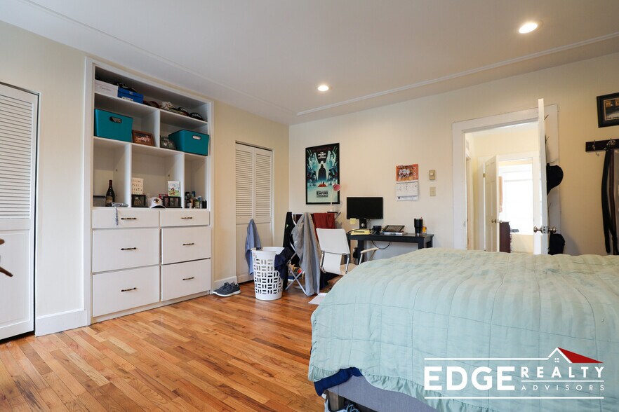 Building Photo - 35 Brooks St