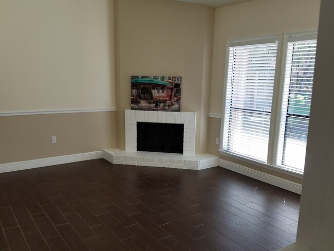 Building Photo - Amazing Remodeled Lake View Condo x Rent @...