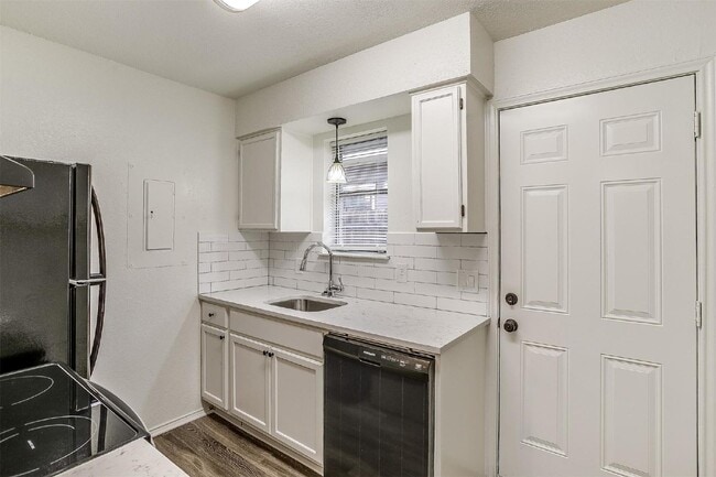 Building Photo - Adorable Fairmount duplex