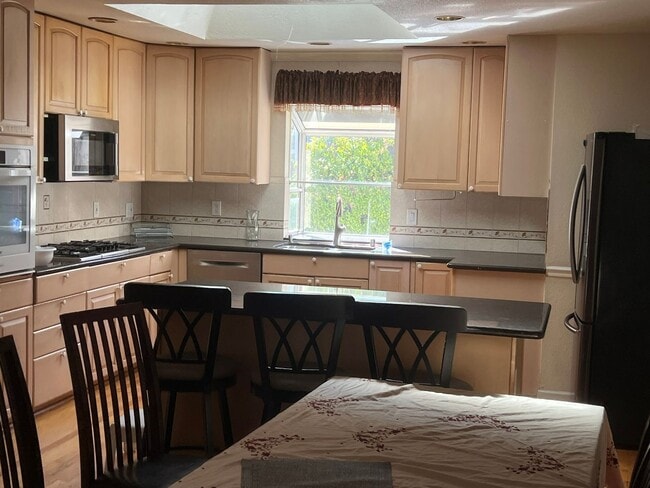 Building Photo - FURNISHED SHORT-TERM 3 MONTHS - 3 Bedroom 2.5 Bath Home in San Jose with Private Back Yard