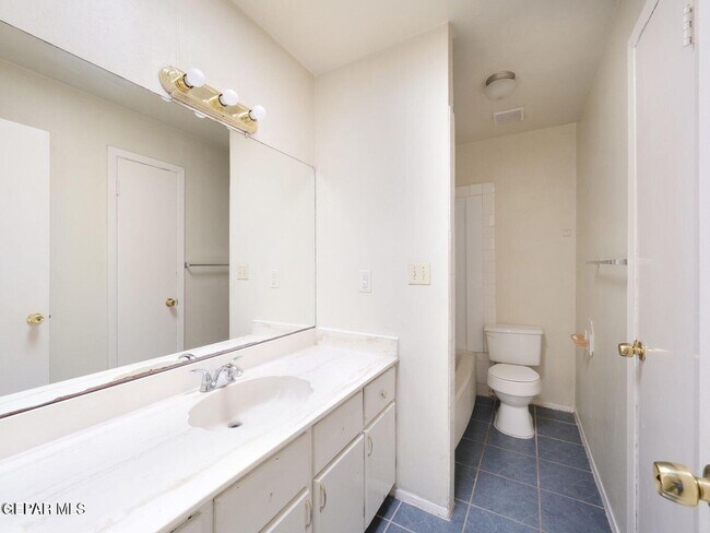 Building Photo - 2918 E Glen Dr