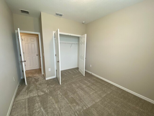 Building Photo - MOVE IN SPECIAL $300 1ST MONTH