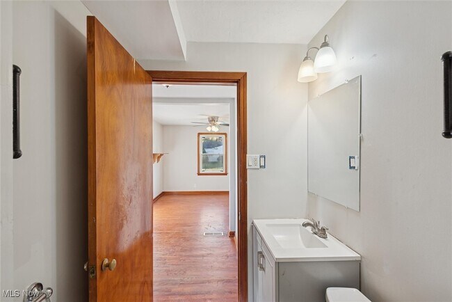 Building Photo - 5732 E 141st St