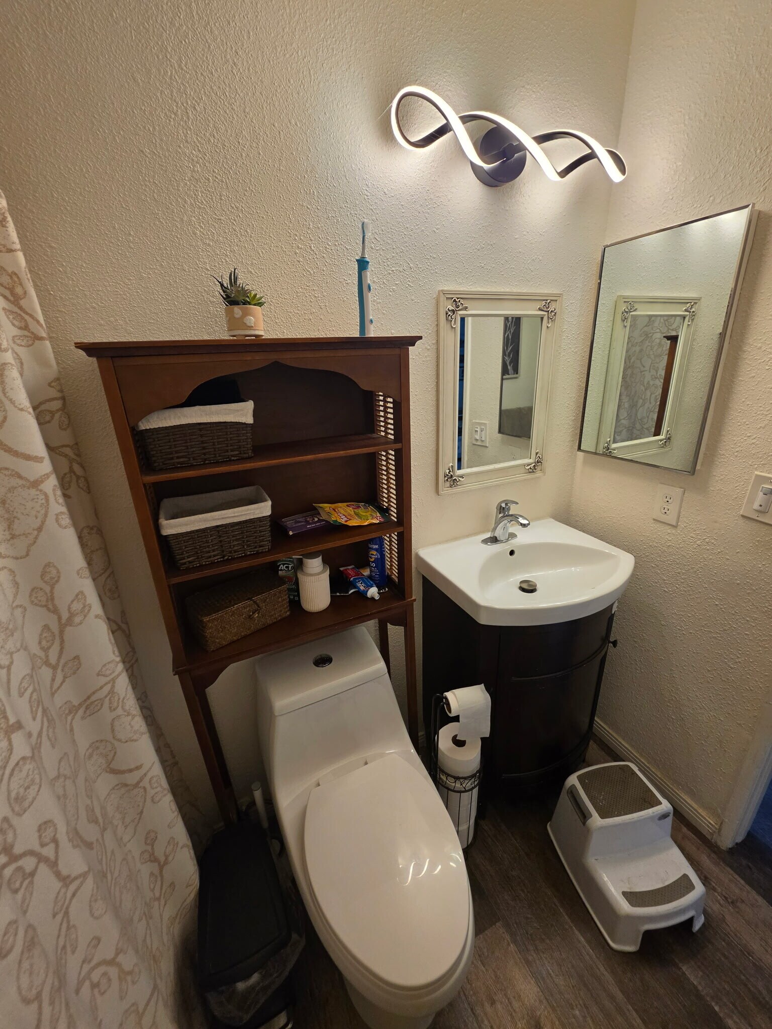 Building Photo - 598 Tam O Shanter Dr