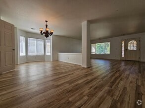 Building Photo - Massive and Expansive 5 Bedroom Green Vall...