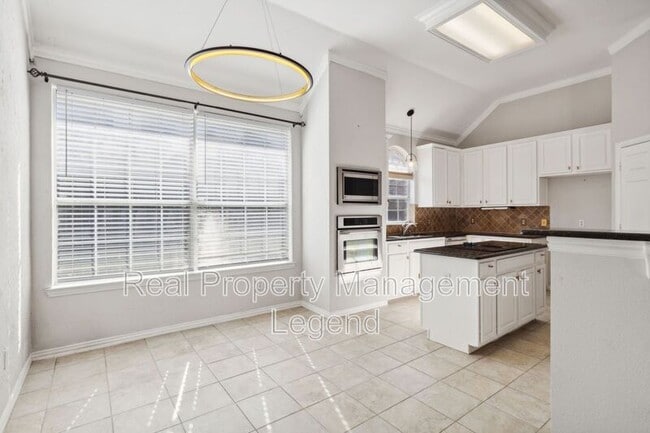 Building Photo - 8012 Greenwood Dr