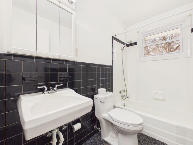 Building Photo - 904 Mount Pleasant Rd