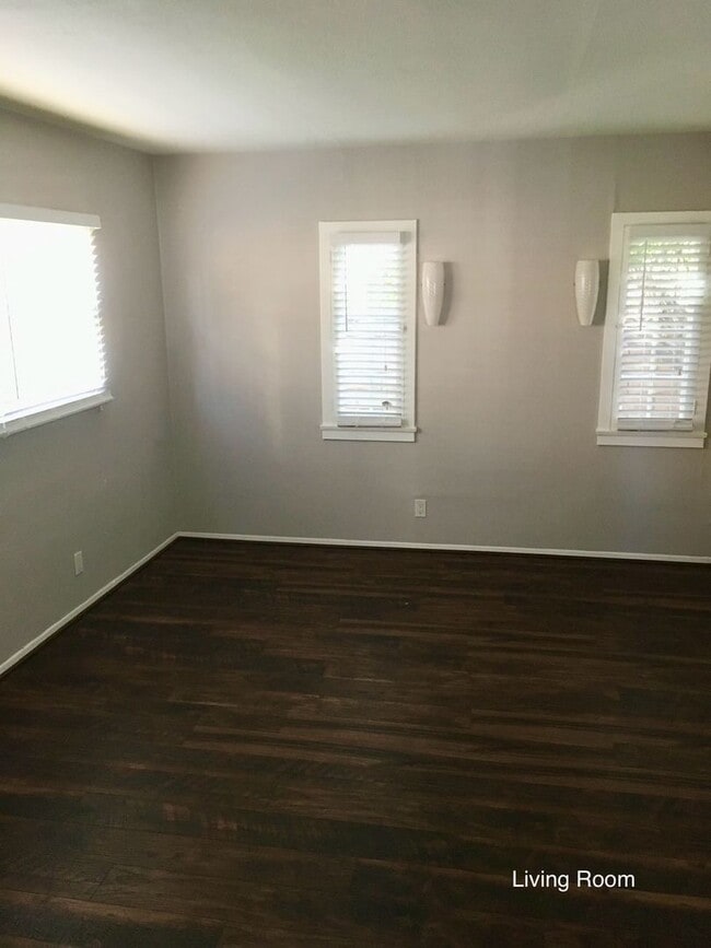 Building Photo - Quintessential Ventura 1 bed rear unit with LARGE, PRIVATE, BEAUTIFUL OUTDOOR LIVING AREA