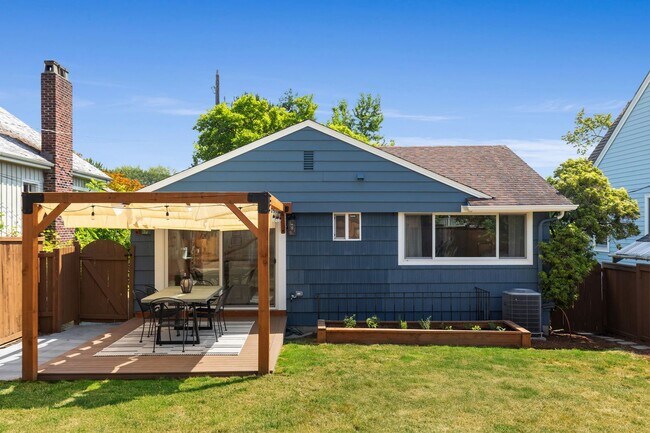 Building Photo - Bryant Home