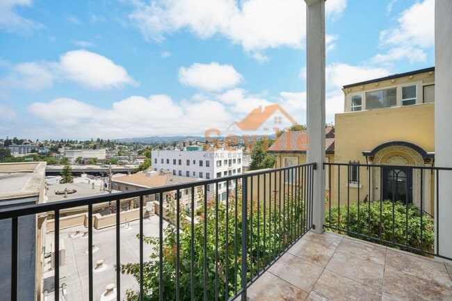 Building Photo - Renovated 2BD/2BA Condo Near Lake Merritt — Private Balcony & In-Unit Laundry