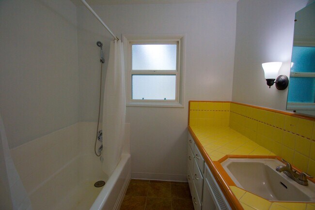 Building Photo - 170-170 1/2 Garret Avenue
