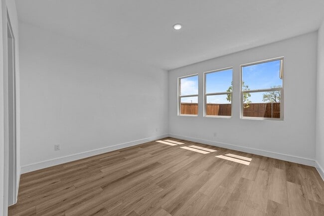 Building Photo - 722 Sunflower Trl