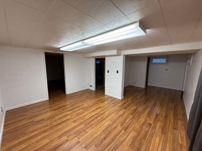 Building Photo - Two bedroom, One bathroom, Pet Friendly Ho...