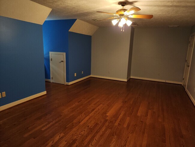 Building Photo - Incredible Spacious Home in Five Lakes!