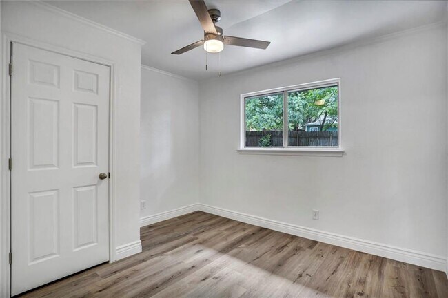 Building Photo - 2416 Village Walk