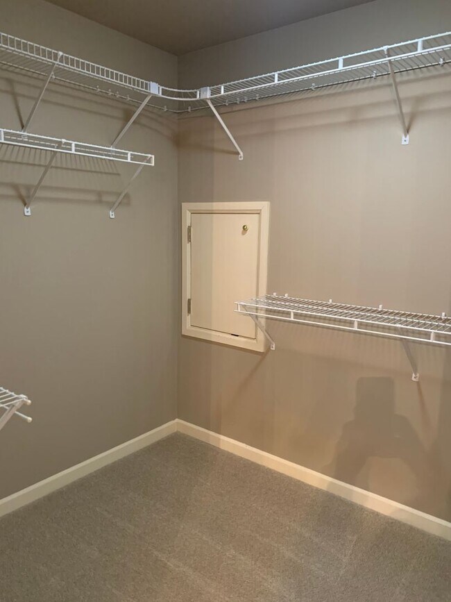 Building Photo - Location location 4 bedroom, 2.5 bath in t...