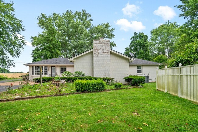 Building Photo - 4 Bedroom Country Style Home For Rent!