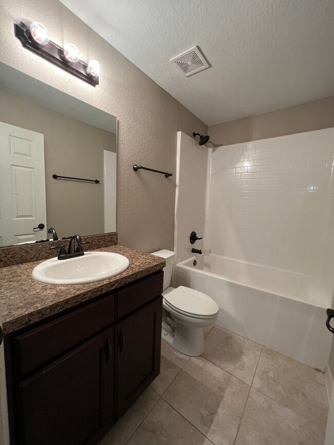 Building Photo - Charming 3 Bedroom 2 Bathroom Home in Ocala!!